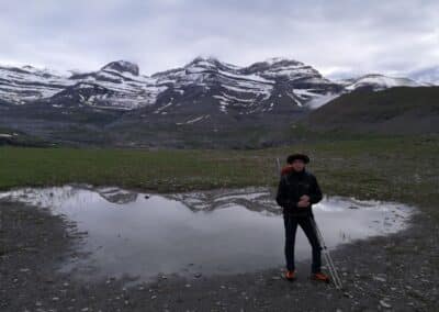 Excursionista caminando por el Valle de Bujaruelo en Ordesa