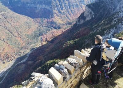 Excursionista con niño frente al cañón y el Monte Perdido
