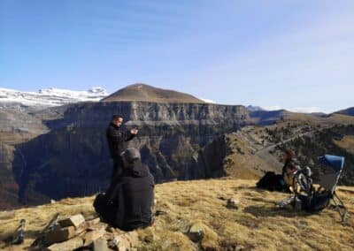 Familia contemplando el Monte Perdido desde lo alto de la montaña