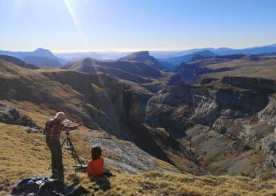 Fotografiando el paisaje desde una ladera en Ordesa