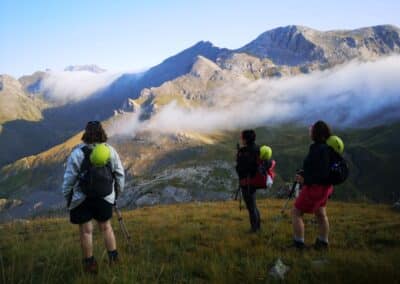 Grupo de excursionistas admirando el paisaje montañoso en Ordesa