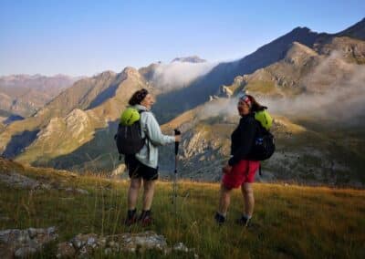 Excursionistas observando el paisaje desde la montaña en Ordesa
