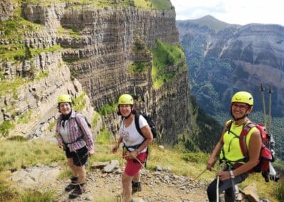 Excursionistas subiendo Monte Perdido por una senda en Ordesa