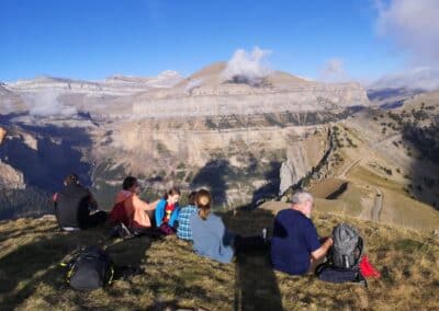 Familia de excursionistas contemplando Monte Perdido en un entorno natural