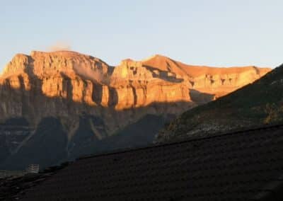 Monte Perdido con sus paredes verticales en el Parque Nacional de Ordesa