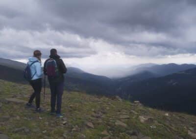 Excursionistas contemplando paisaje montañoso en el Parque Nacional de Ordesa