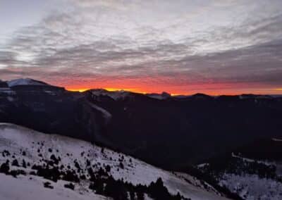Atardecer sobre ladera nevada en el Parque Nacional de Ordesa