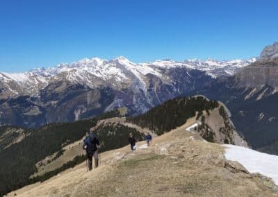 Caminantes en la cresta de una montaña en el Parque Nacional de Ordesa