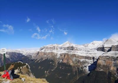 Monte Perdido con manto nevado visto desde mirador en Ordesa