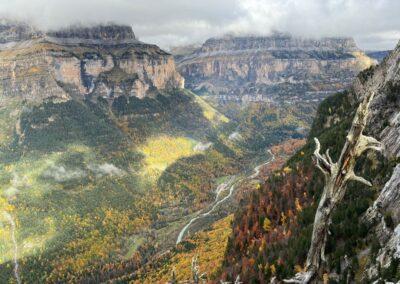 Vista panorámica de Monte Perdido y el cañón del río Arazas en Ordesa, Pirineos