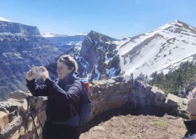 Mujer fotografiando el paisaje de Ordesa desde un mirador
