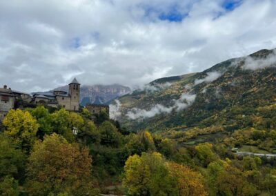 aisaje montañoso con el pueblo de Torla en el valle en Ordesa