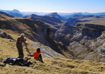 Persona fotografiando en una ladera junto al desfiladero de Ordesa