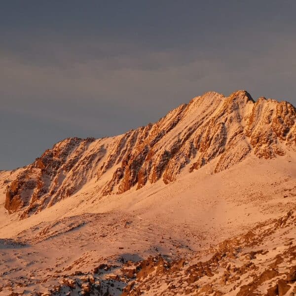 Pico nevado desde la ruta de Cuello Gordo en el Parque Nacional de Ordesa